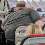 hoto of passenger on flight goes viral, has everyone saying the same thing